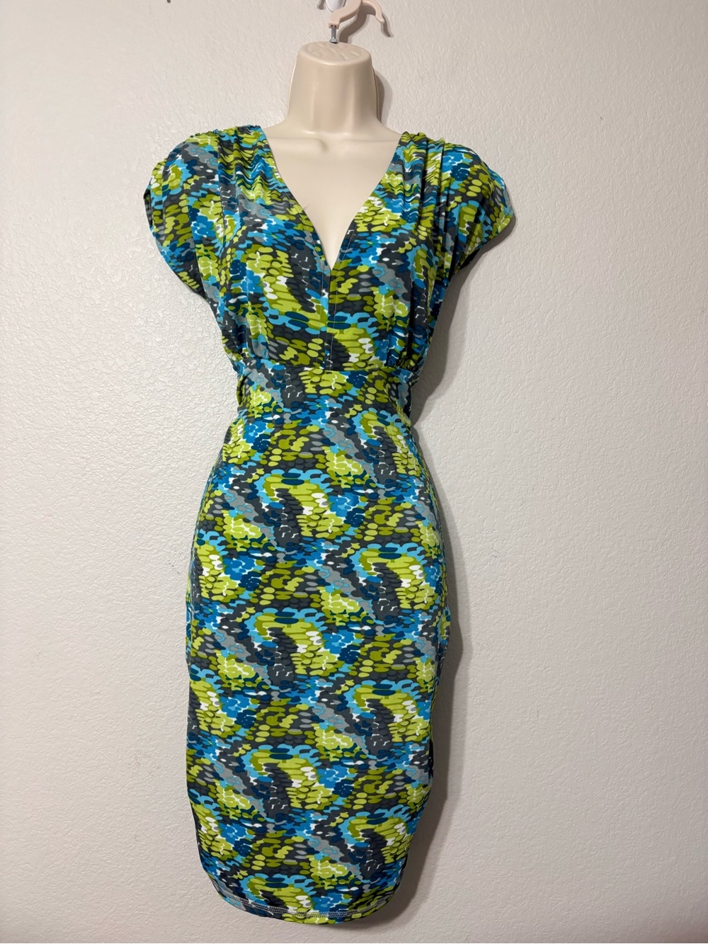 BCBG Vibrant Blues Grays Green Pebble Print Ruched Double V Flattering Fit M